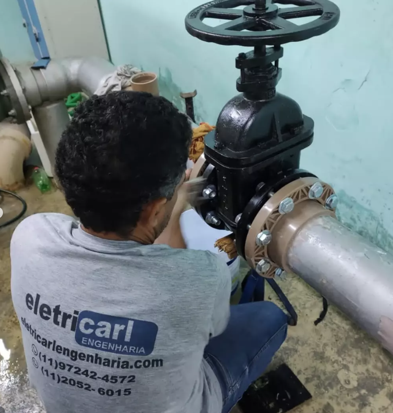 Realizando manutenção hidráulica