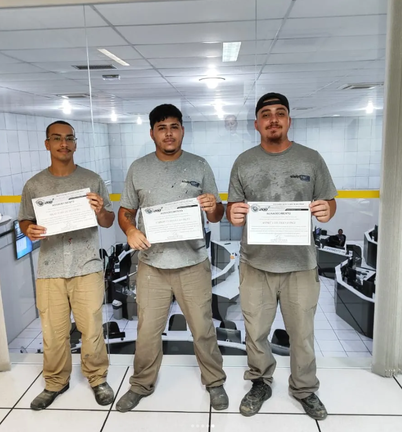Equipe de manutenção trabalhando em uma reforma