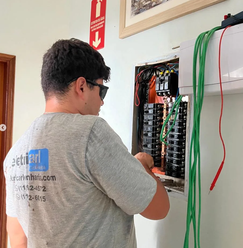 Profissional realizando reparos no quadro de energia